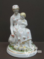 Скульптура "Мама с ребенком кормит цеплят"